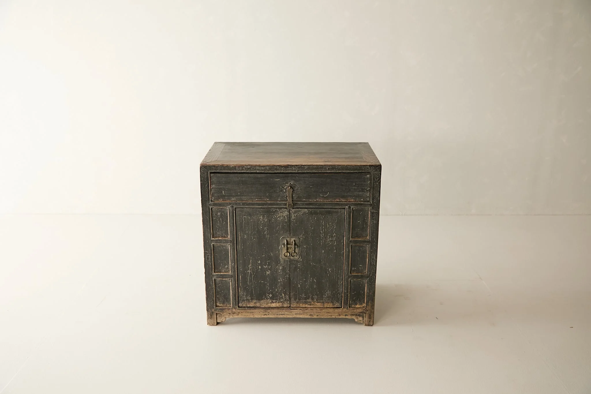 Vintage Solid Elm Single-Drawer Sideboard No. N102 - Circa 1875 - Image 3